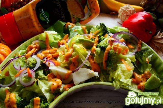 Smaczna sałatka z sosem francuskim Smaczna sałatka z sosem francuskim