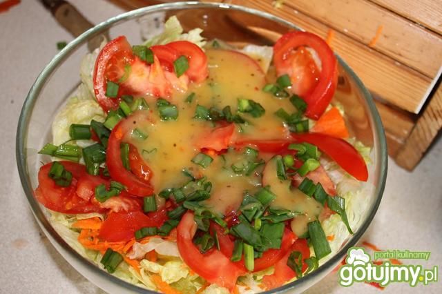 Smaczna sałatka z sosem winegrete 