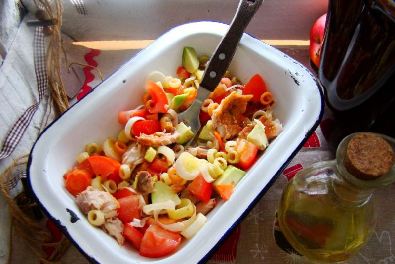 Smaczna sałatka z wędzona makrelą