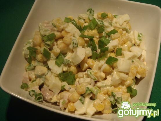 Smaczna sałatka z wędzonym kurczakiem