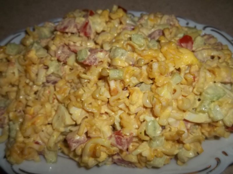 Smaczna sałatka z zupek Smaczna sałatka z zupek