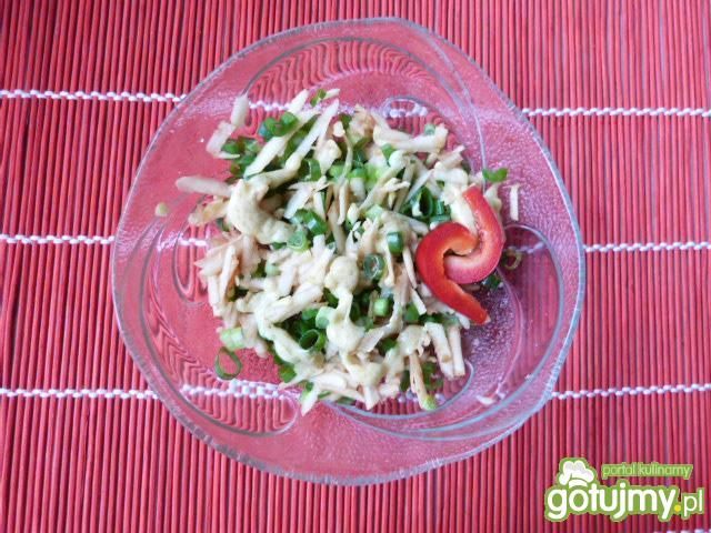 Smaczna surówka z cebuli dymki i jabłek