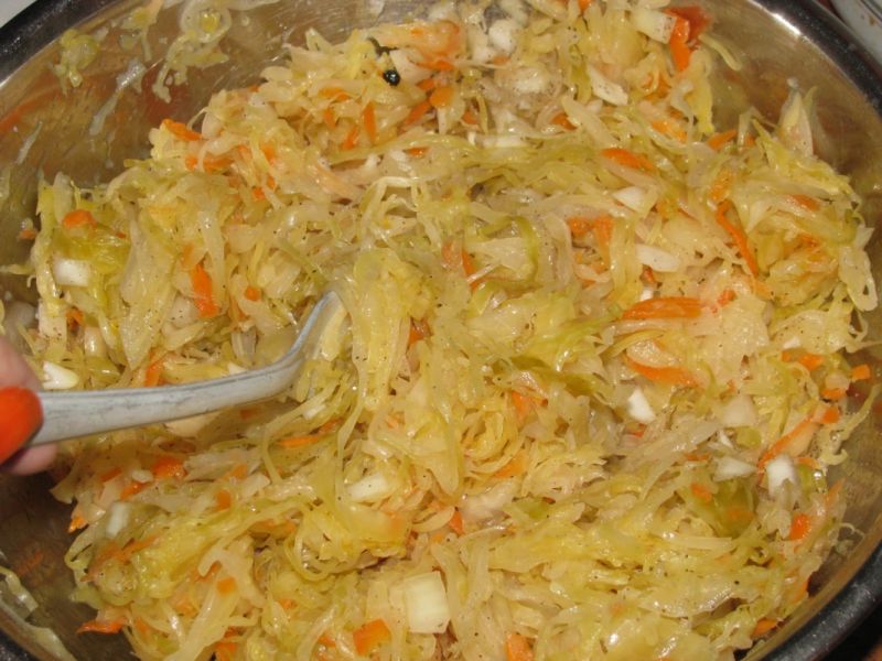 Smaczna surówka z kiszonej kapusty