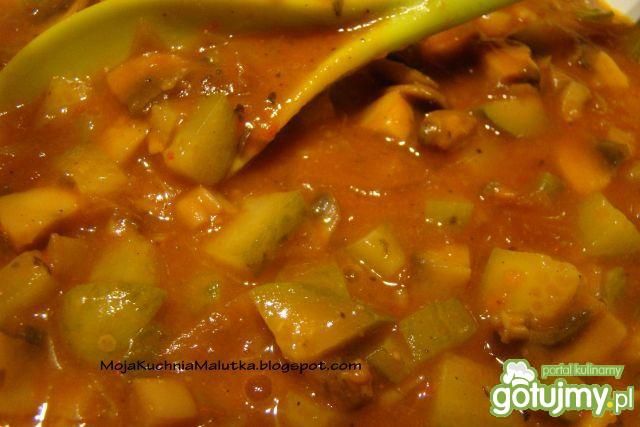 Smaczny gulasz drobiowy z warzywami  Smaczny gulasz drobiowy z warzywami