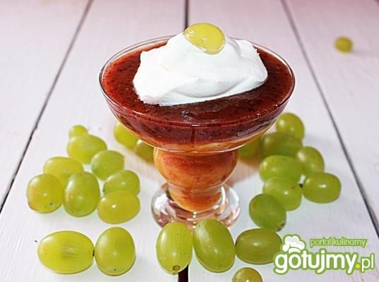  Smaczny ,lekki  deser owocowy