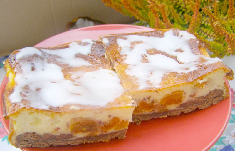 Smaczny sernik pieczony z morelami w czekoladzieie