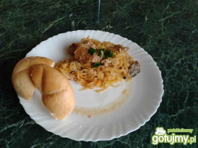 Smakowite żeberka w kiszonej kapuście