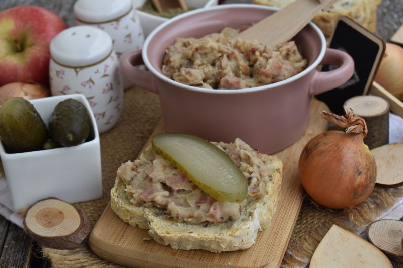 Smalec z fasoli z kiełbasą, cebulką i jabłkiem