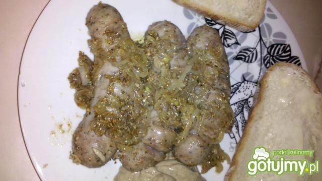 Smażona biała kiełbasa z cebulką