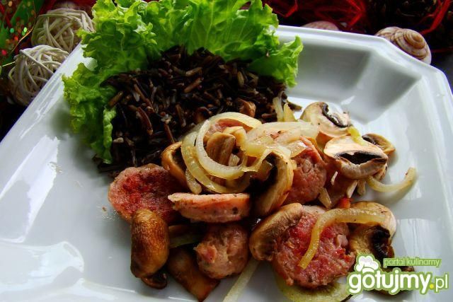 Smażona biała kiełbaska z pieczarkami .