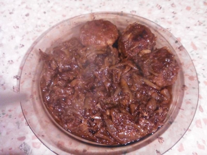 Smażona cebula z klopsikami  Smażona cebula z klopsikami