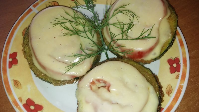 Smażona cukinia z pomidorem i serem Smażona cukinia z pomidorem i serem