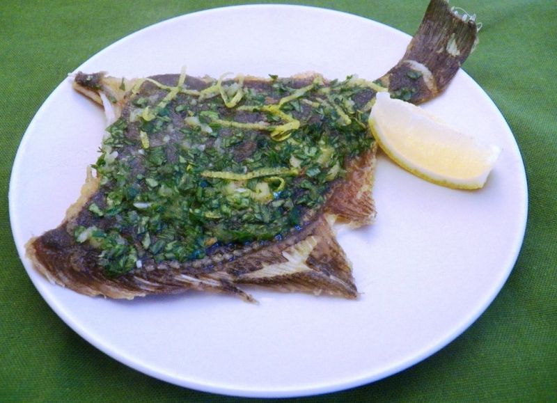 Smażona flądra z aromatycznym masłem Smażona flądra z aromatycznym masłem