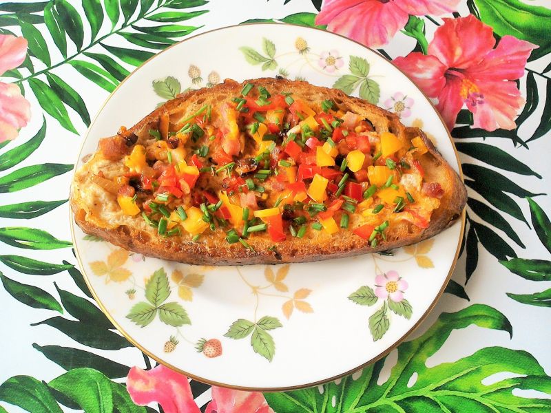 Smażona kanapka z papryką i jajkiem 