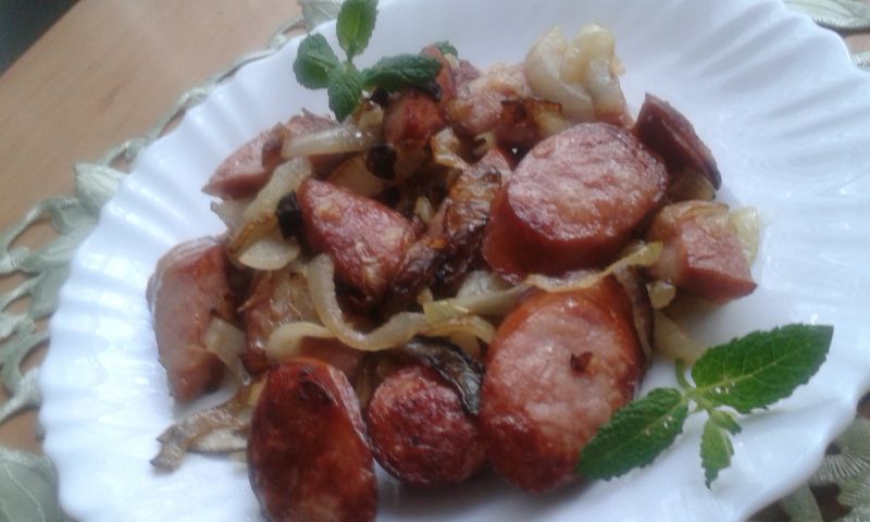 Smażona kiełbasa z cebulką