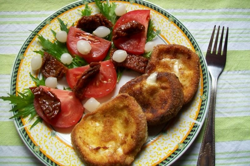 Smażona panierowana mozzarella Smażona panierowana mozzarella