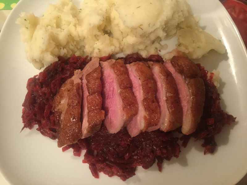 Smażona pierś z kaczki na buraczkach Smażona pierś z kaczki na buraczkach