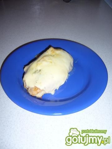 Smażona pierś z żółtym serem i wędliną.