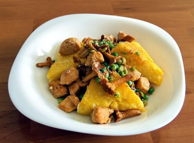 smażona polenta z kurkami i kurczakiem