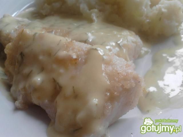 Smażona ryba z sosem koperkowym
