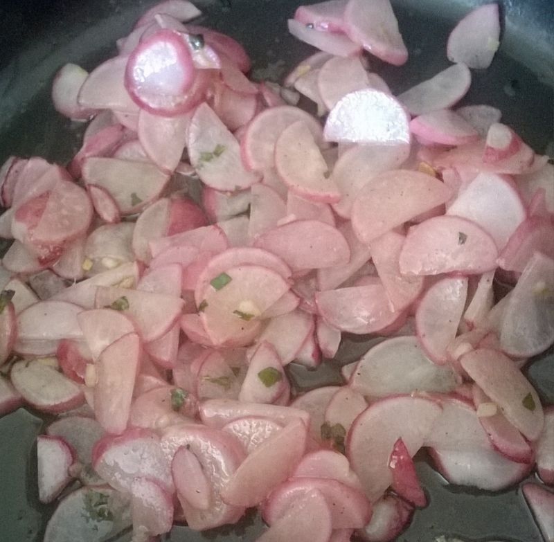 Smażona rzodkiewka z cebulą i czosnkiem