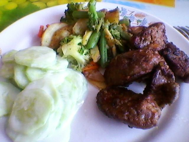 smażona wątróbka z cebulą, warzywami i mizerią