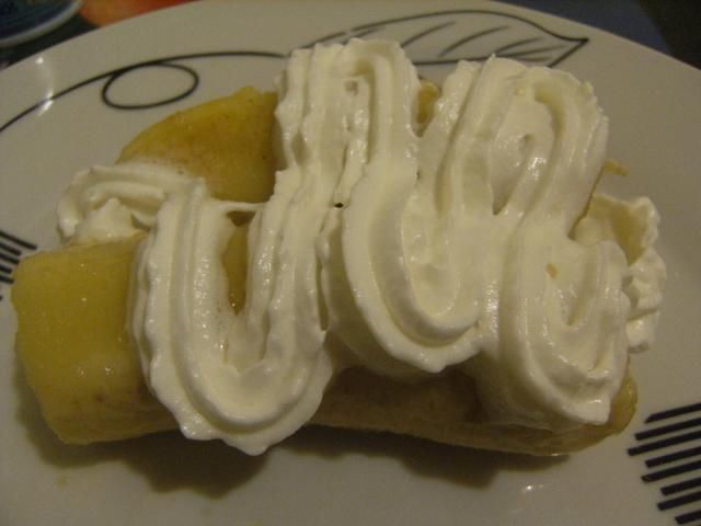 Smażone banany w miodzie z bitą śmietana