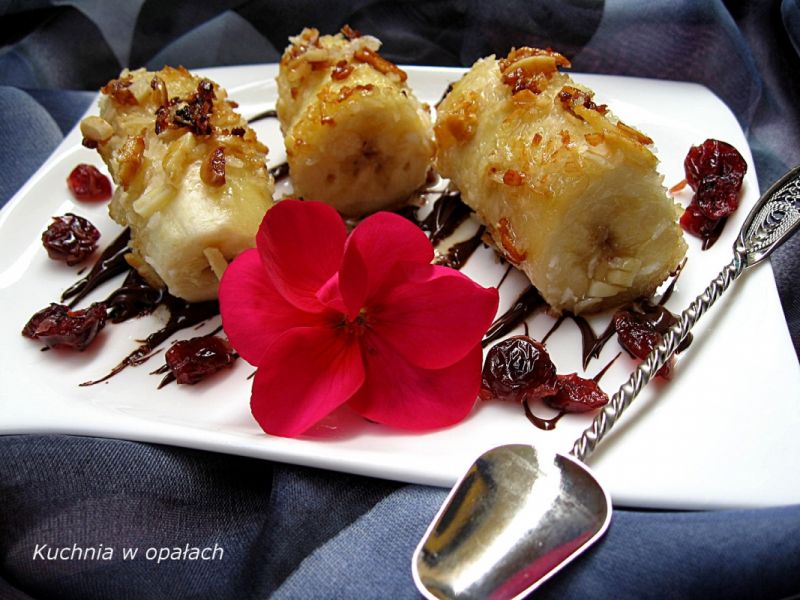 Smażone banany z kokosem, migdałami i żurawiną