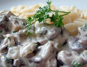 Smażone borowiki ze śmietaną i koperkiem