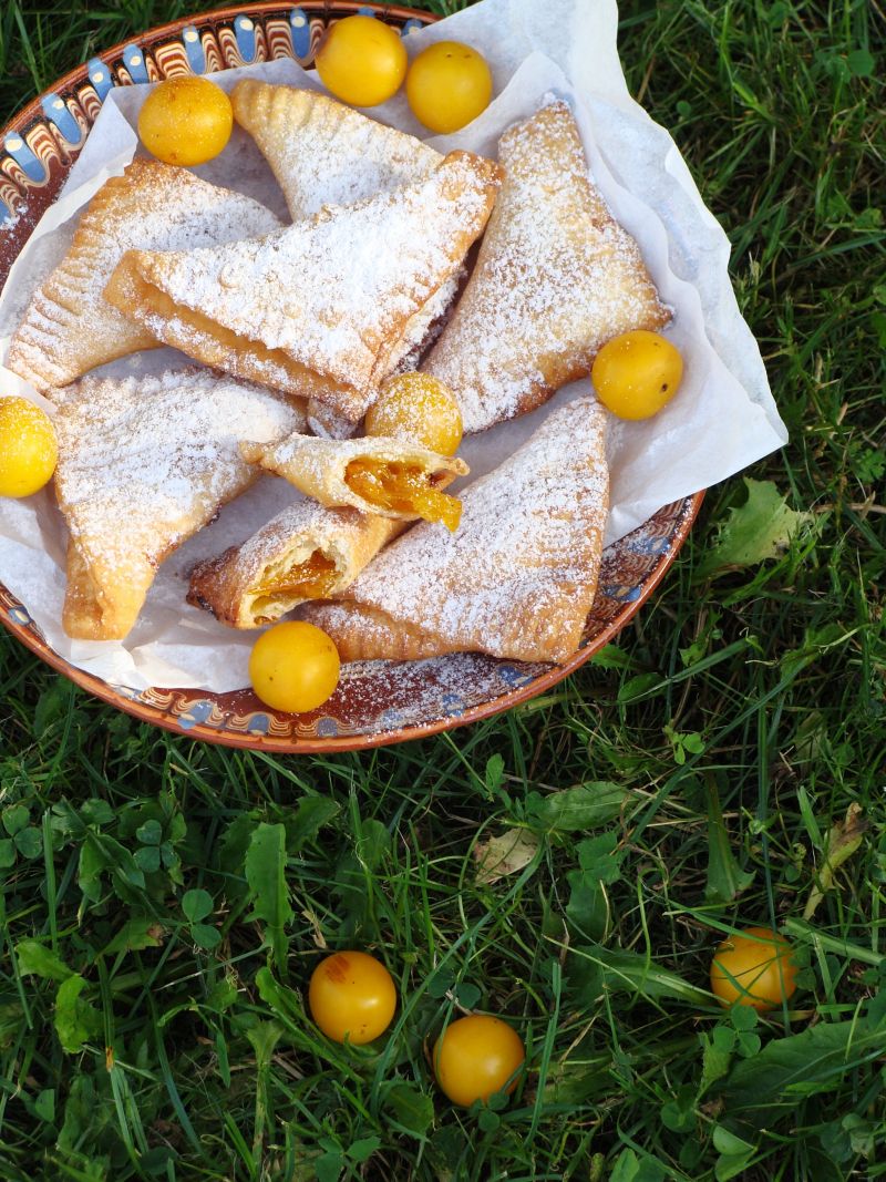 Smażone ciastka z mirabelkami Smażone ciastka z mirabelkami