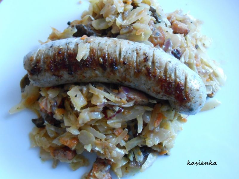 Smażone kiełbaski na słodkim bigosie Smażone kiełbaski na słodkim bigosie