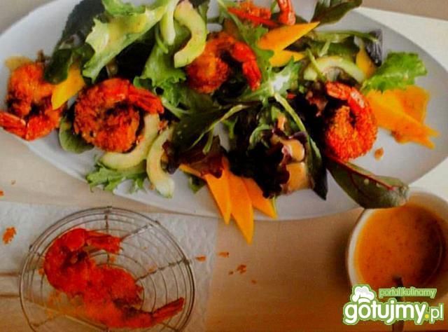 Smażone krewetki na sałacie