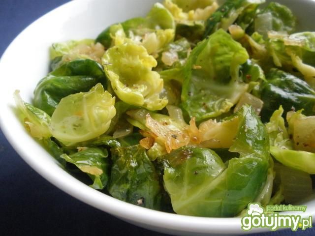 Smażone listki brukselki ze  cebulką Smażone listki brukselki ze  cebulką