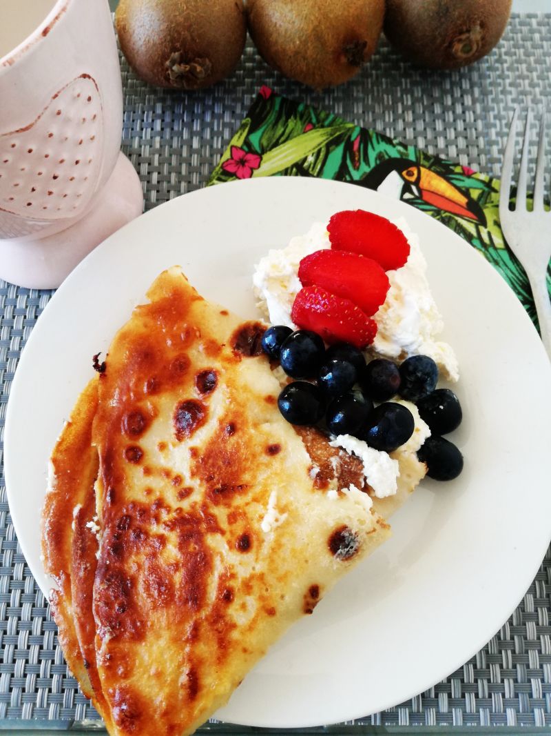 Smażone naleśniki z serem, śmietaną i owocami