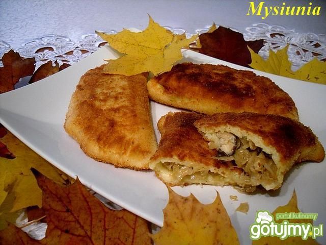 Smażone pierogi z maślakami i kapustą Smażone pierogi z maślakami i kapustą