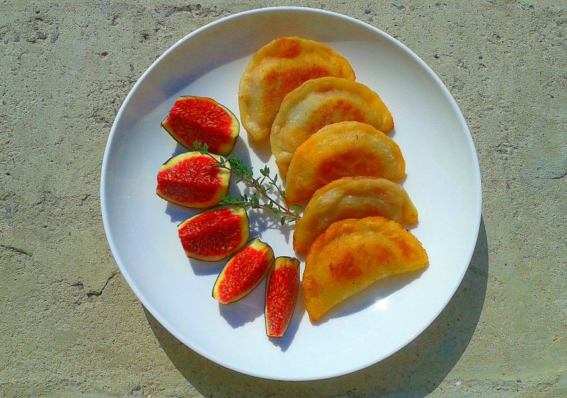 Smażone pierożki z camembertem i figą