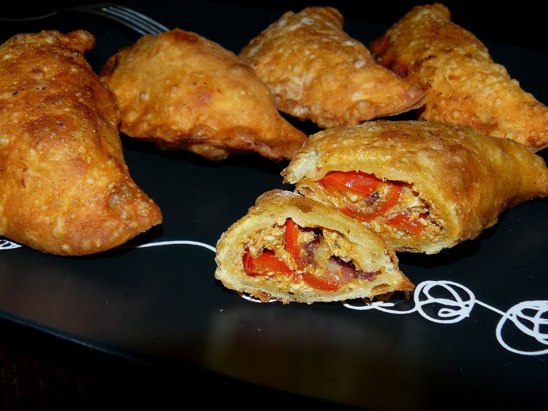 Smażone pierożki z kurczakiem i warzywami