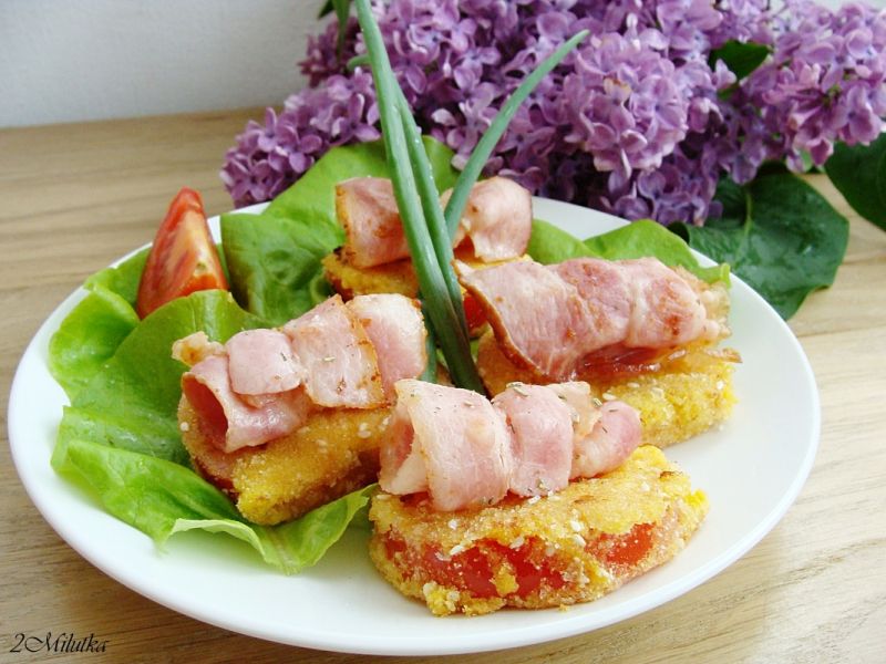 Smażone pomidory z chipsami z boczku