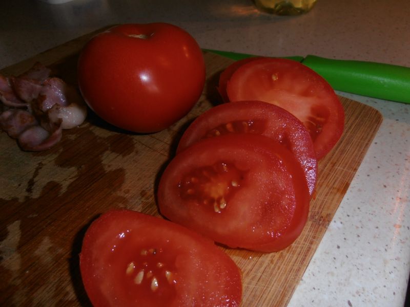 Smażone pomidory z chipsami z boczku
