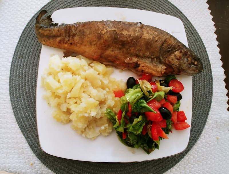 Smażone pstrągi z masłem czosnkowym