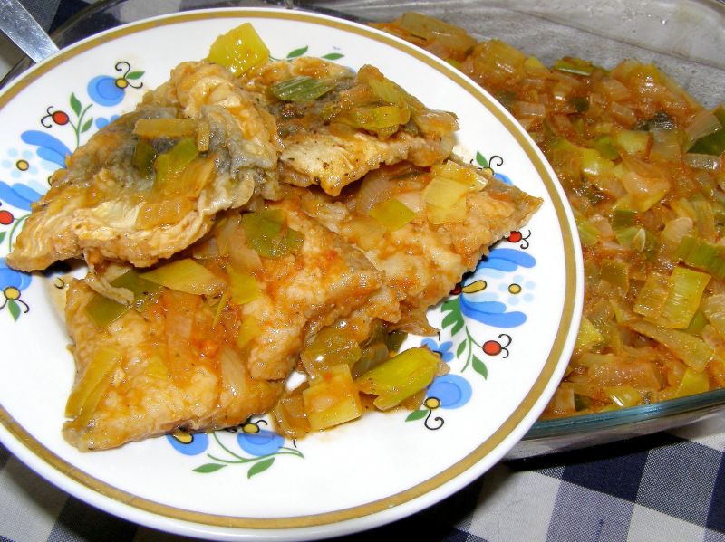 Smażone śledzie w sosie cebulowo-porowym
