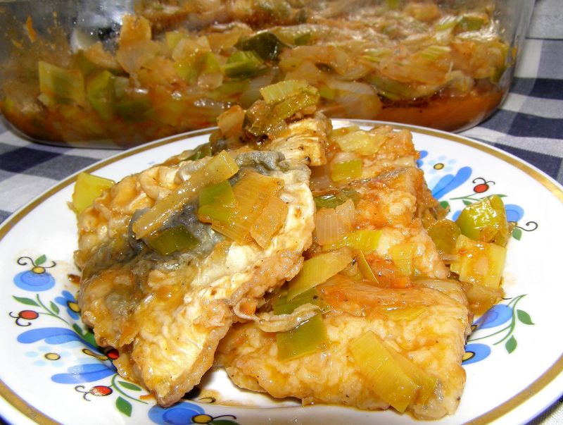 Smażone śledzie w sosie cebulowo-porowym