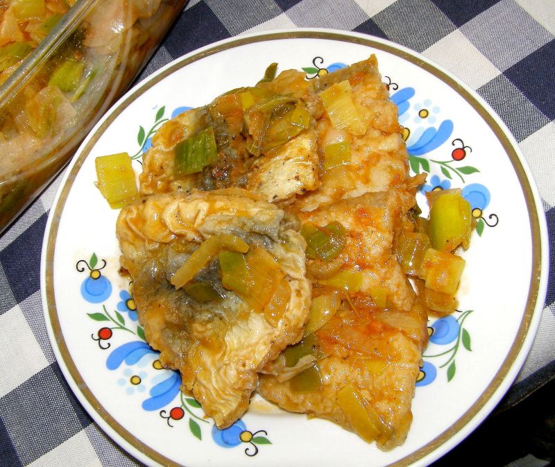 Smażone śledzie w sosie cebulowo-porowym