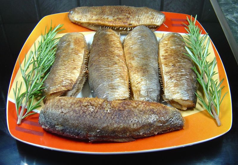 Smażone śledzie z aromatycznym czosnkiem