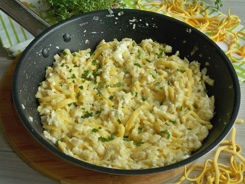 Smażone spatzle z twarogiem Smażone spatzle z twarogiem