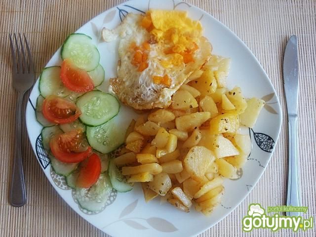 Smażone ziemniaczki z jajkiem sadzonym Smażone ziemniaczki z jajkiem sadzonym