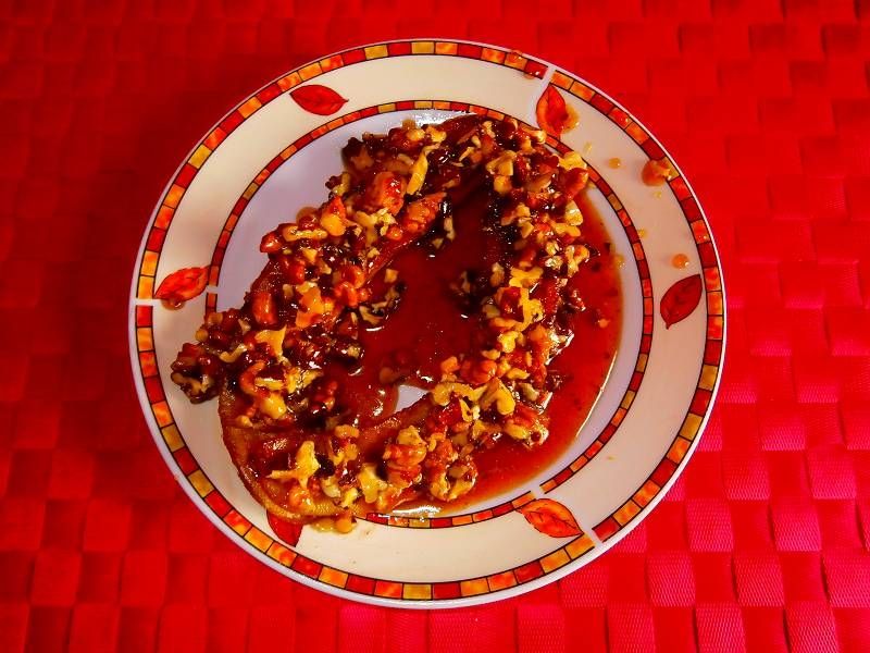 Smażony banan z miodem i orzechami