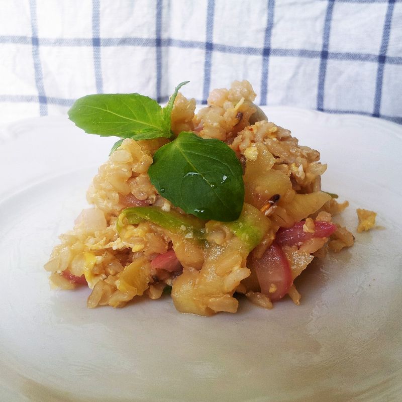 Smażony brązowy ryż z tajską bazylią i warzywami Smażony brązowy ryż z tajską bazylią i warzywami