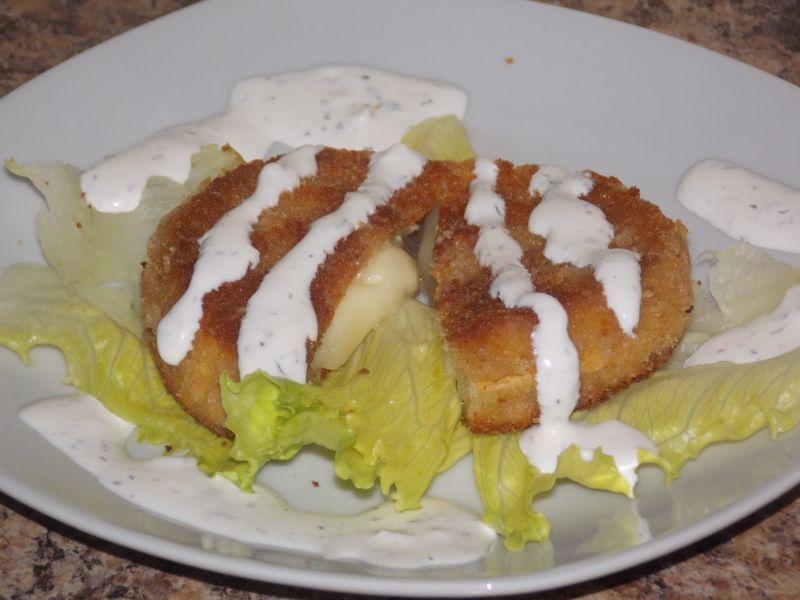 Smażony camembert z sosem czosnkowym