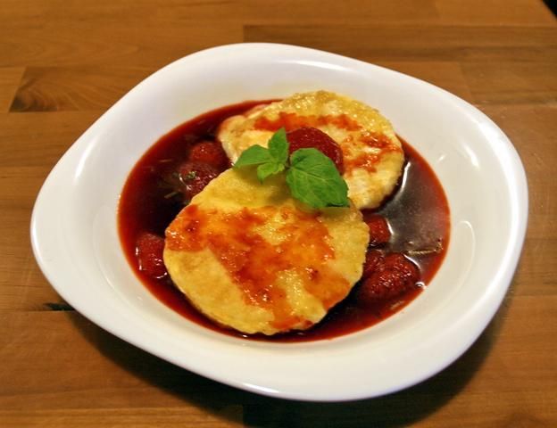 smażony camembert z truskawkami smażony camembert z truskawkami